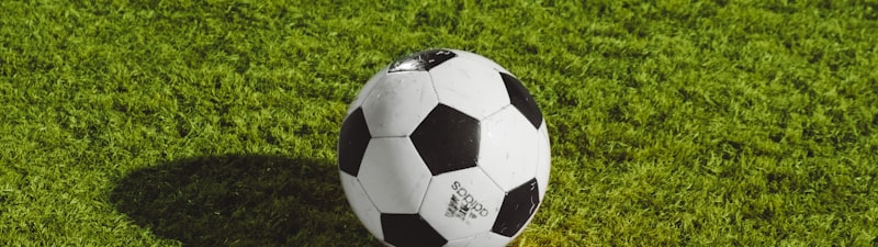 欧冠足球比赛精彩瞬间 - 球员在绿茵场上激烈拼抢